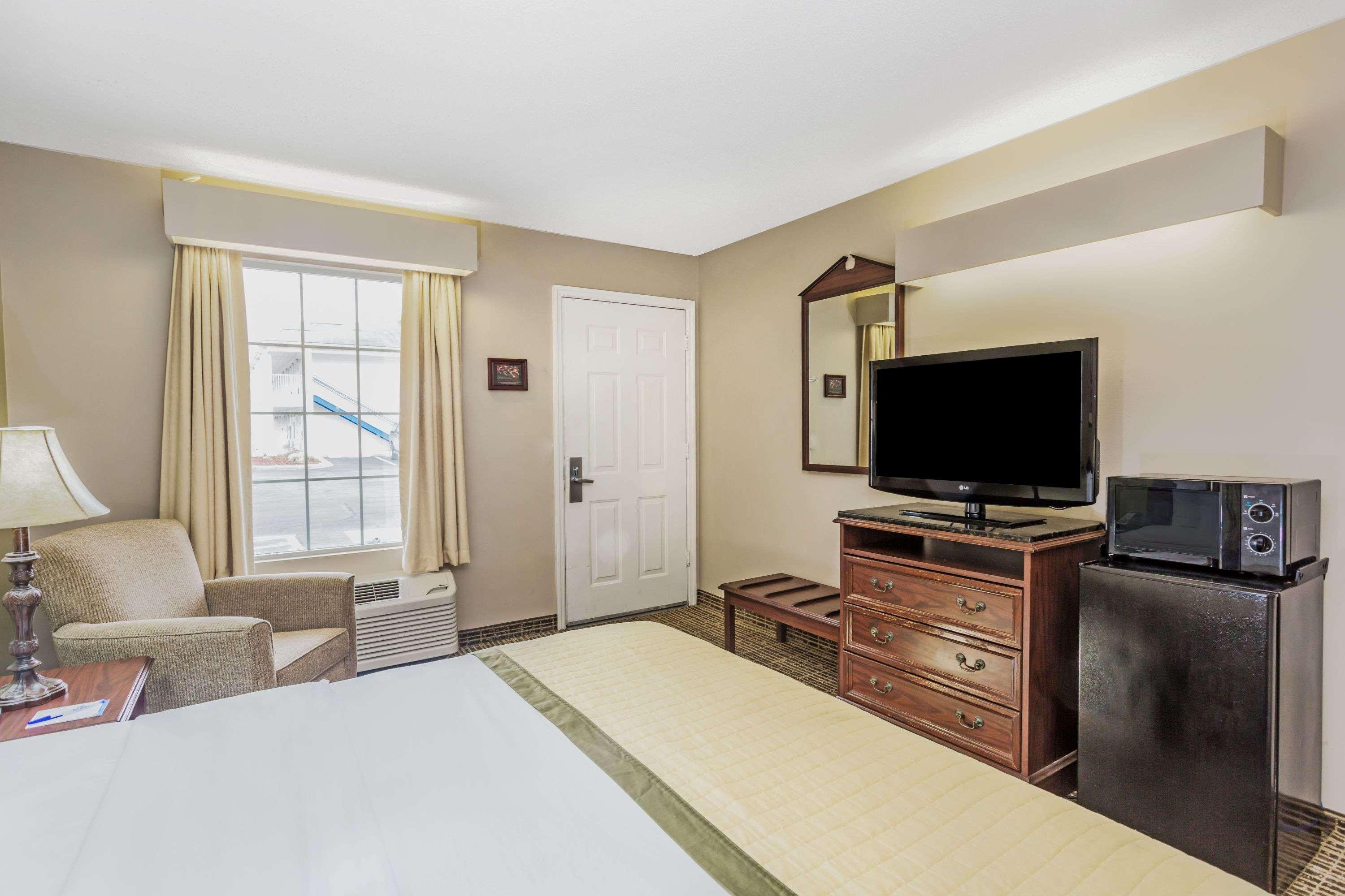 Baymont By Wyndham Valdosta At Valdosta Mall Exterior photo