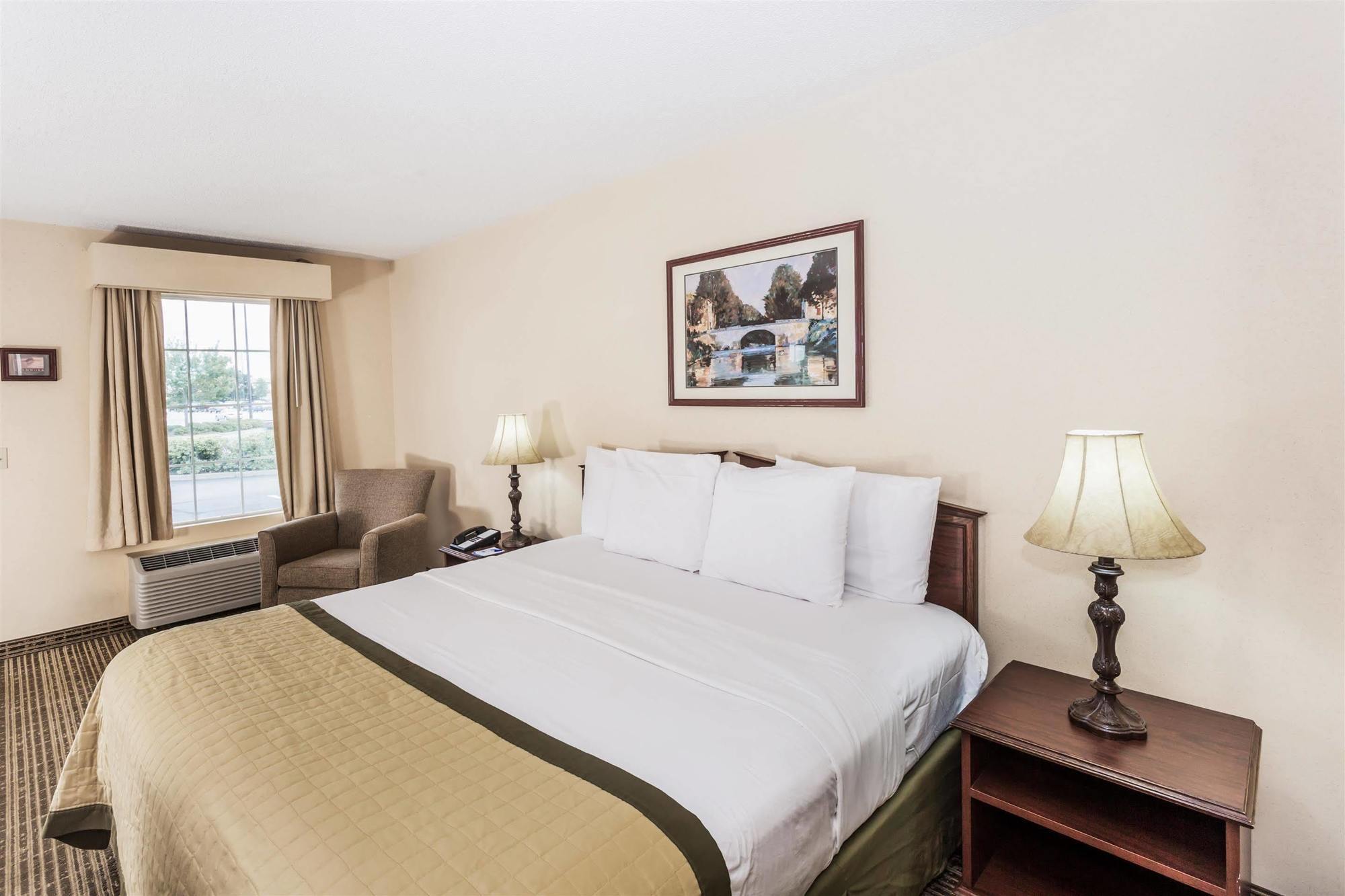 Baymont By Wyndham Valdosta At Valdosta Mall Exterior photo